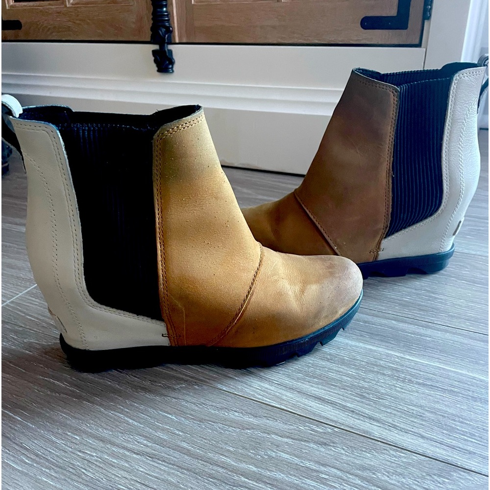 Sorel Joan of Arctic Wedge ll Chelsea Boots Camel Brown, White, Black Size 7